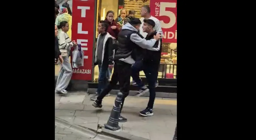 Sokak ortasında tekmeli, yumruklu kavga kamerada
