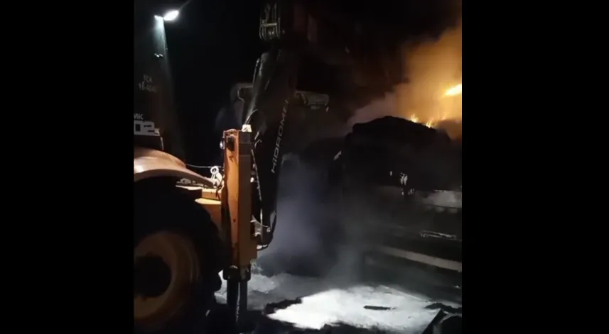 TIR’da yangın çıktı; yol 3 saat ulaşıma kapandı