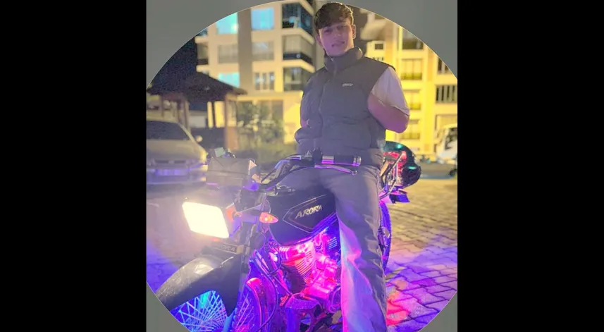 Minibüsle çarpışan motosikletin ehliyetsiz sürücüsü öldü