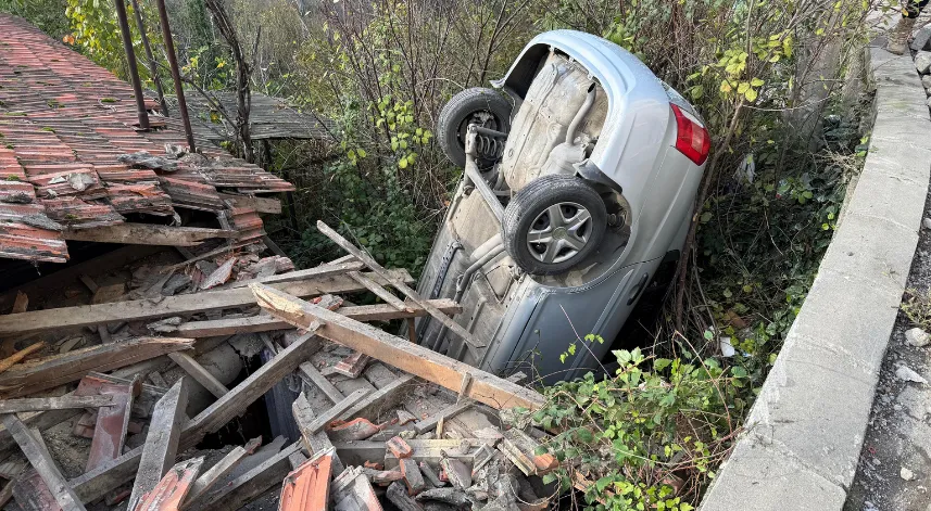 Zonguldak'ta otomobil kullanılmayan bir evin çatısına düştü