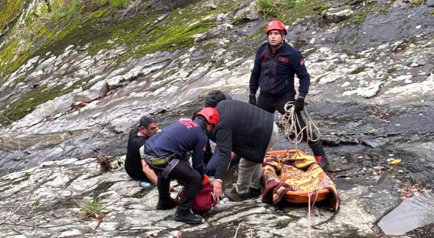 Köy muhtarı, 30 metre yükseklikten düşüp yaralandı