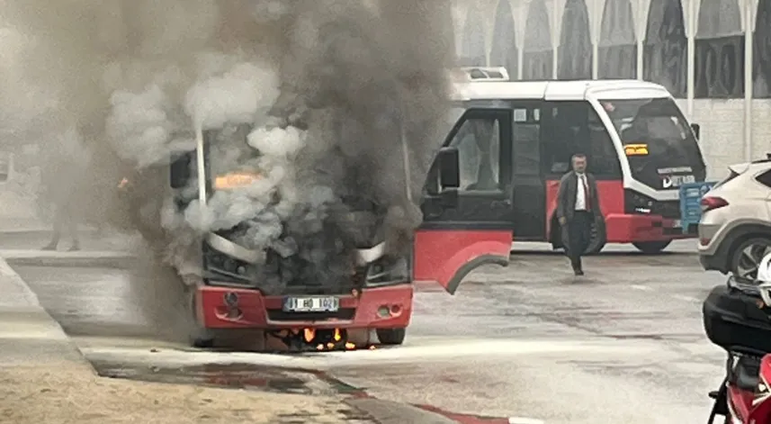 Özel halk otobüsü alev alev yandı