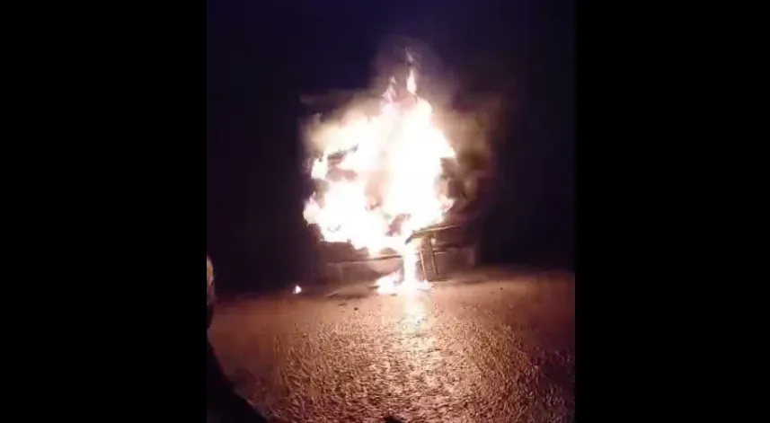 Seyir halindeyken alev alan kamyonet yandı