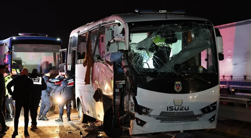 Mahkum taşıyan midibüsün de karıştığı zincirleme kazada 23 kişi yaralandı
