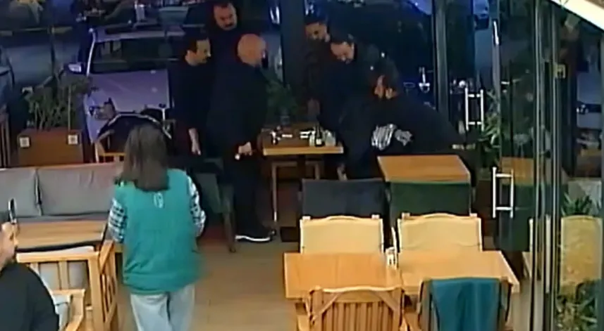 Nefes borusuna çay kaçan arkadaşını Heimlich manevrasıyla kurtardı