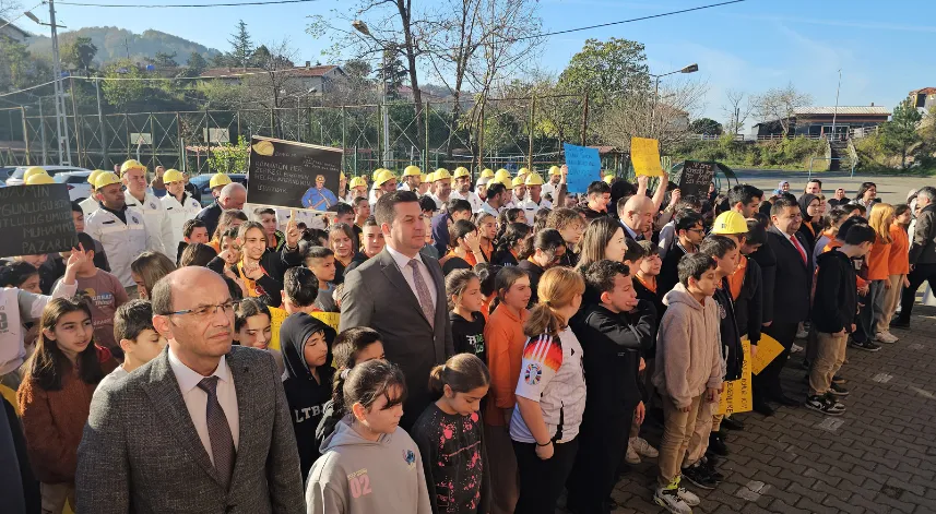 Madenciler, okulda çocuklarını ziyaret etti