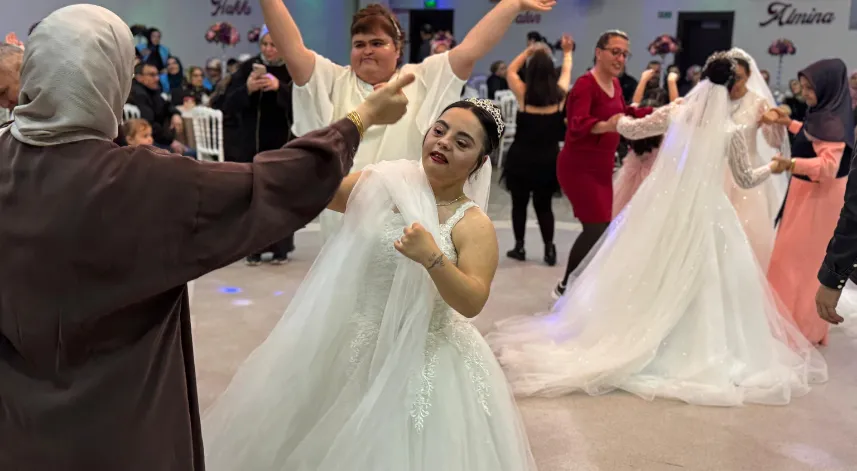 Down sendromlu 7 genç kız, temsili düğünde gelinlik giydi