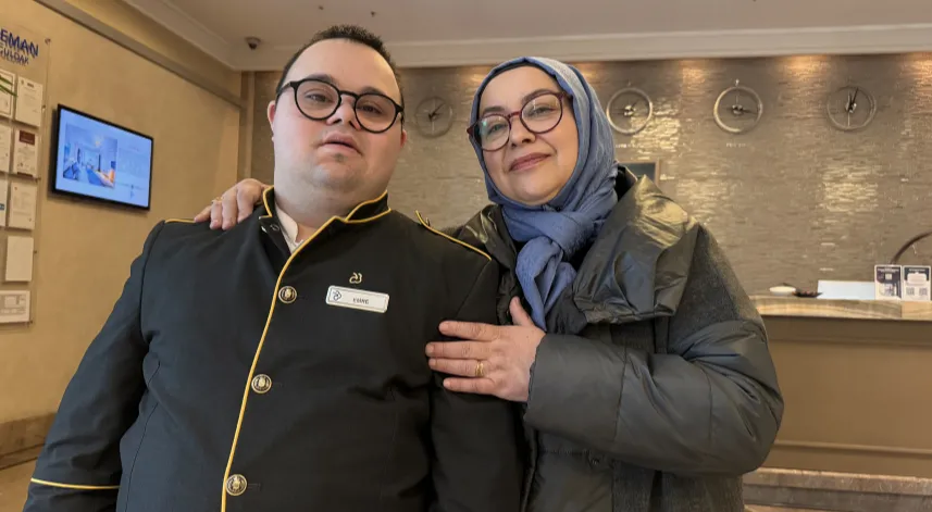 Down sendromlu Emre, güler yüzüyle çalıştığı otele renk katıyor