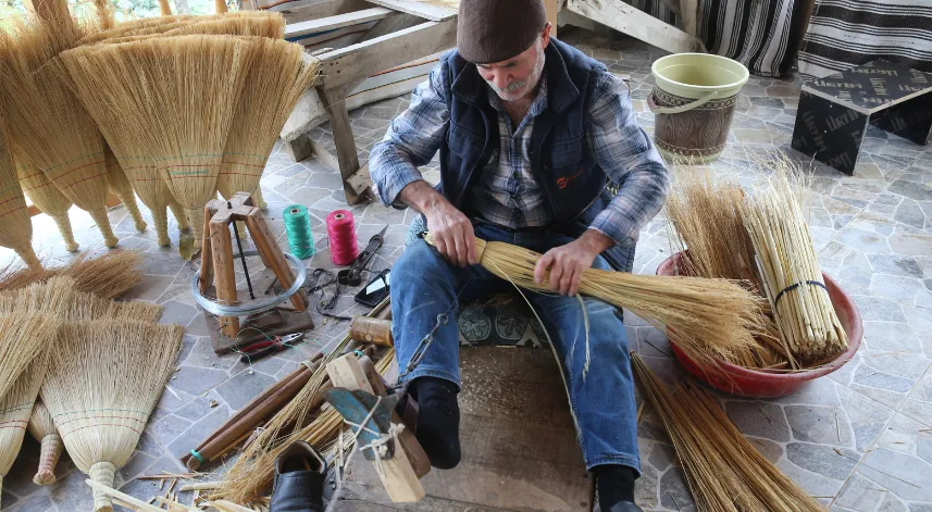 Süpürge üretimi Gökçeoluk köyündekilerin gelir kapısı olmaya devam ediyor