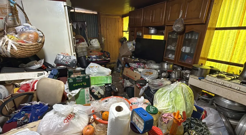 Trabzon'da 3 evden tonlarca çöp çıktı