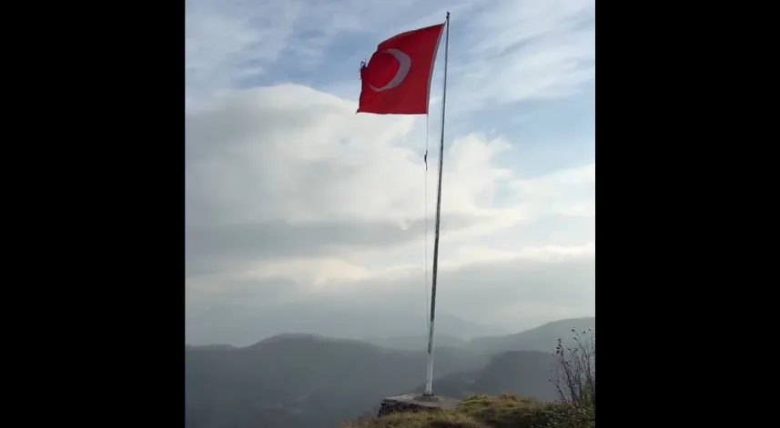 Yıpranan bayrak değiştirilmeyi bekliyor