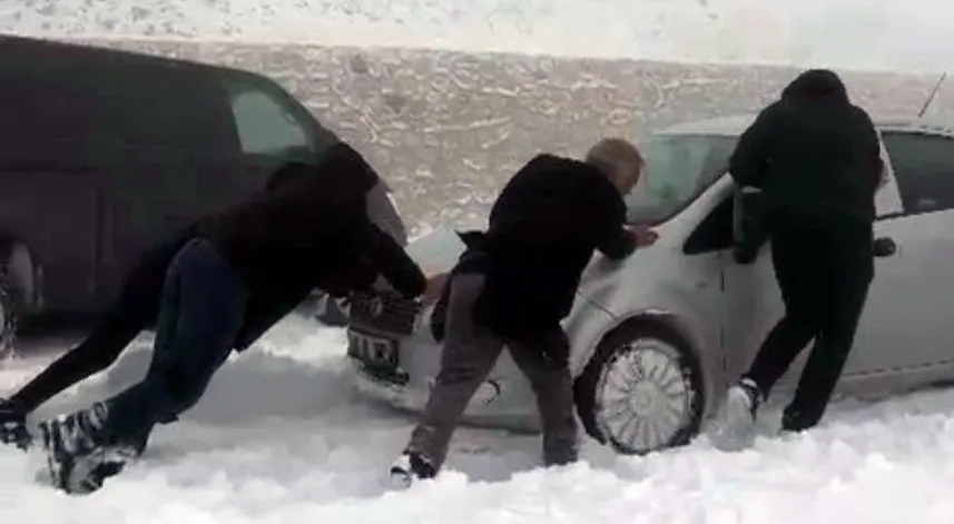 Palandöken geçidinde ulaşıma kar engeli