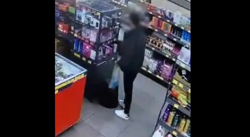 Esenler'de bir zincir markette hırsızlık: Vitrindeki cep telefonunu böyle çaldı