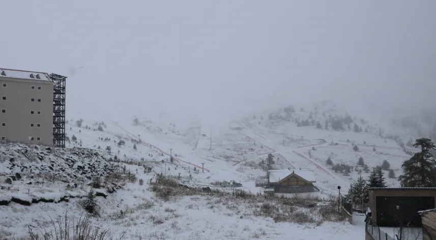 Kartalkaya pistler beyaza büründü, kar kalınlığı 10 santime ulaştı