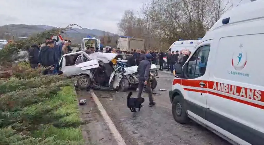 Kamyonla çarpışan otomobil ikiye bölündü: 1 ölü, 2 yaralı