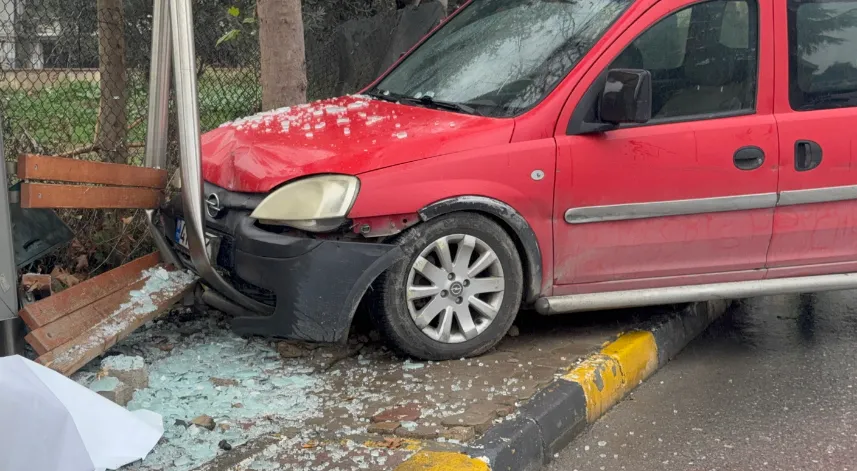 Sürücüsüz hareket eden araç durağa çarptı