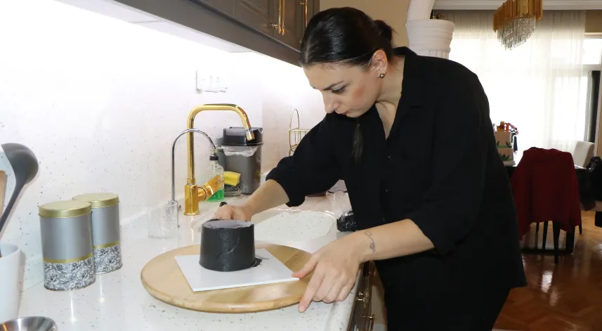 Pelin, evinde pasta yaparak geçimini sağlıyor