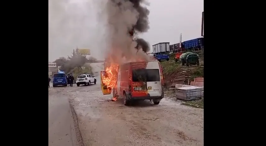 Kargo minibüsü alev alev yandı