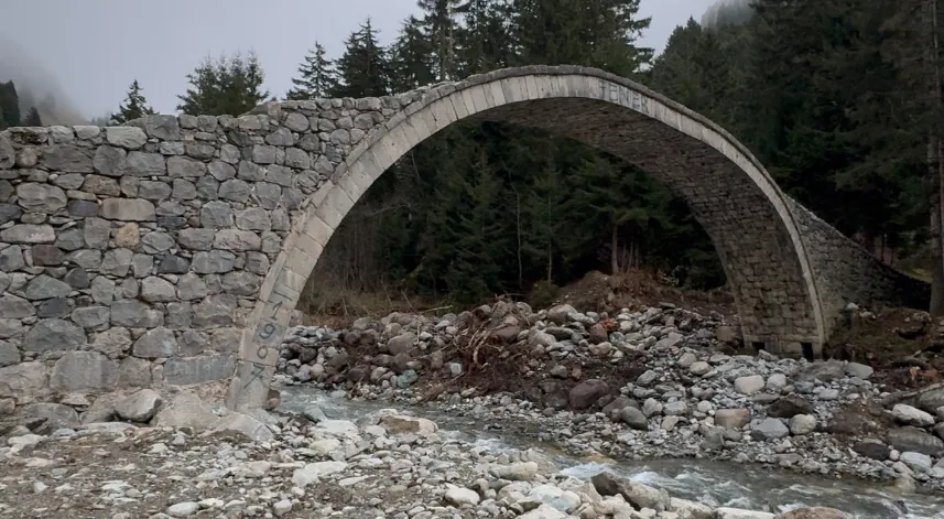 Rize'de Tarihi Kemer Köprüye Sprey Boya İle Zarar Verildi
