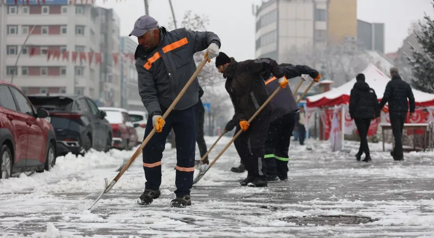 Erzurum Büyükşehir’den karla mücadele