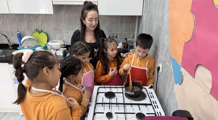 Öğrenciler gündelik yaşam pratiklerini eğlenerek ve yaşayarak deneyimliyor