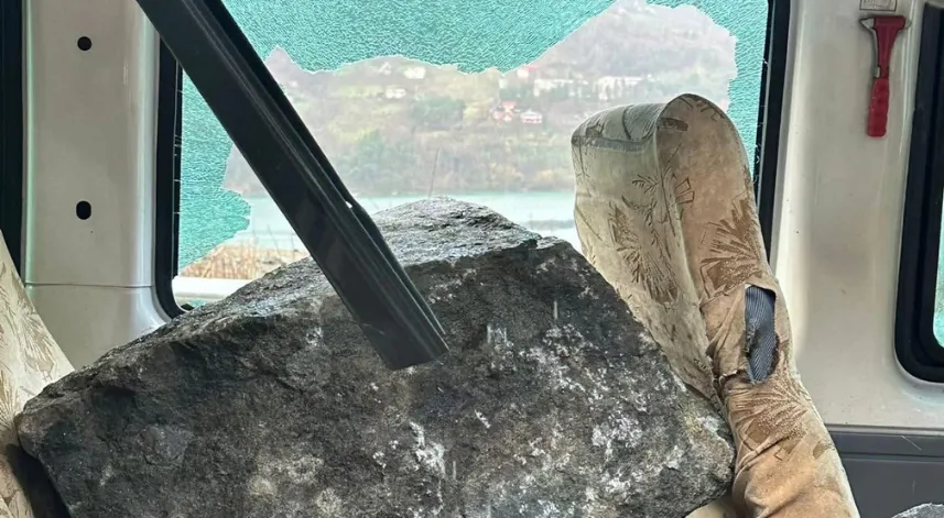 Artvin'de yamaçtan kopan kaya minibüse isabet etti