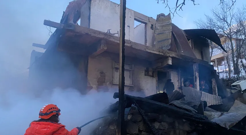 Artvin'de çıkan yangında 2 katlı ev kullanılamaz hale geldi
