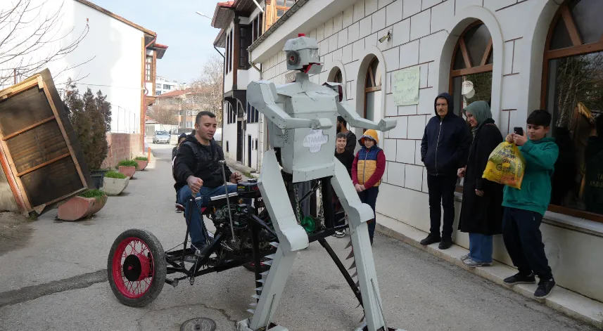 Hurda malzemelerden robot yaptı: Gören telefonuna sarılıyor