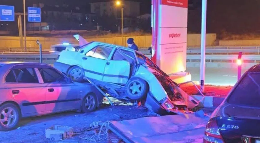 Park halindeki araçlara çarpan otomobil hurdaya döndü: 1 ölü, 1 ağır yaralı