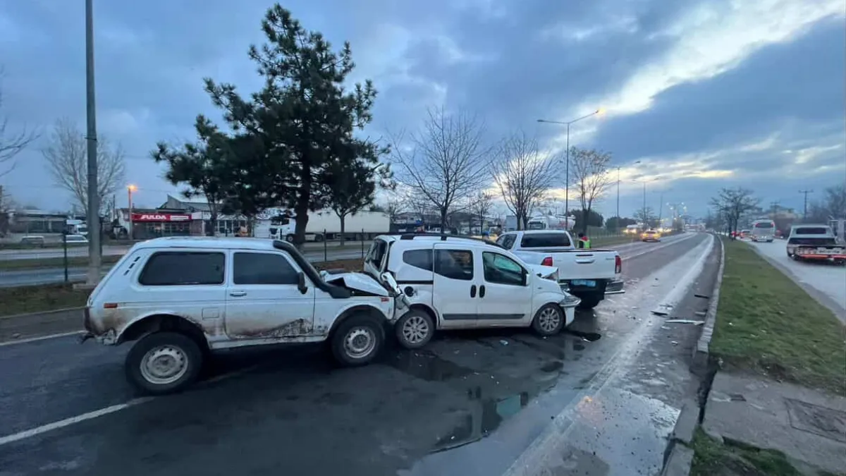 Bolu'da 4 araç zincirleme kazaya karıştı, trafik kilitlendi
