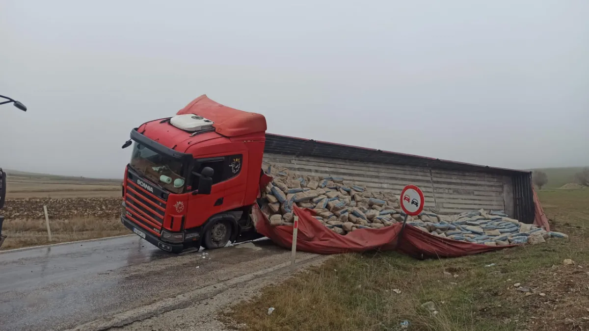 Dorsesi yan yatan TIR’a çarpan hafif ticari araçtaki çift yaralandı
