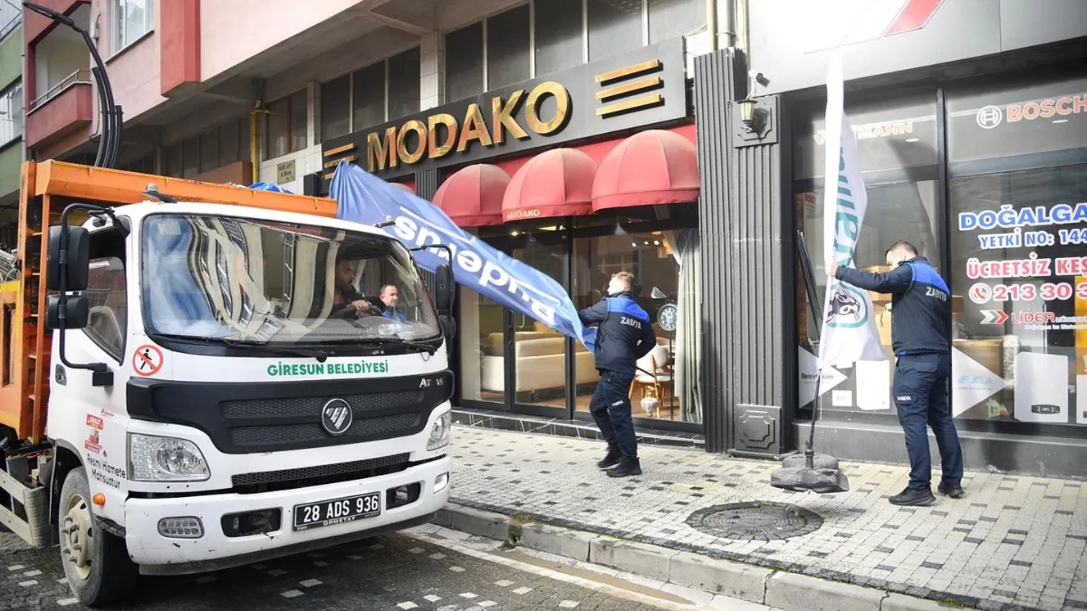 Giresun'da kaldırımlardaki duba ve reklam panoları kaldırıldı