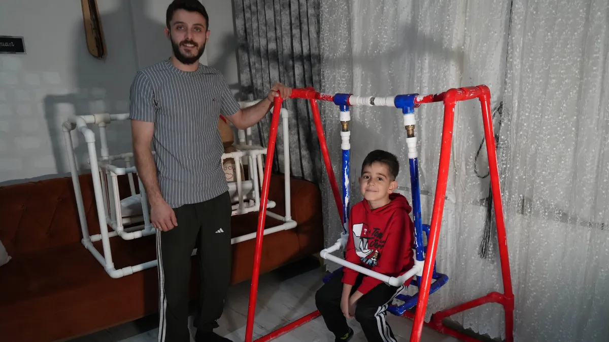 Tesisatçı baba adayından, doğacak bebeğine su borusundan beşik ve salıncak