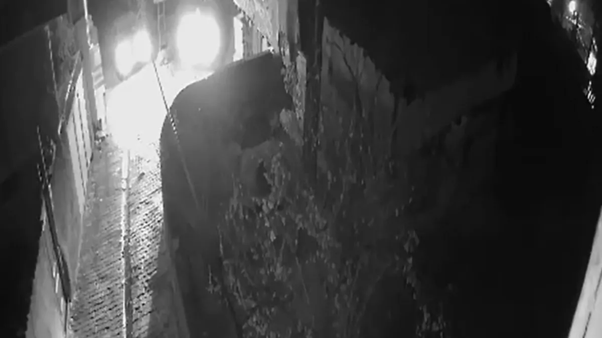 Kamyonetin park halindeki otomobile çarptığı kaza kamerada