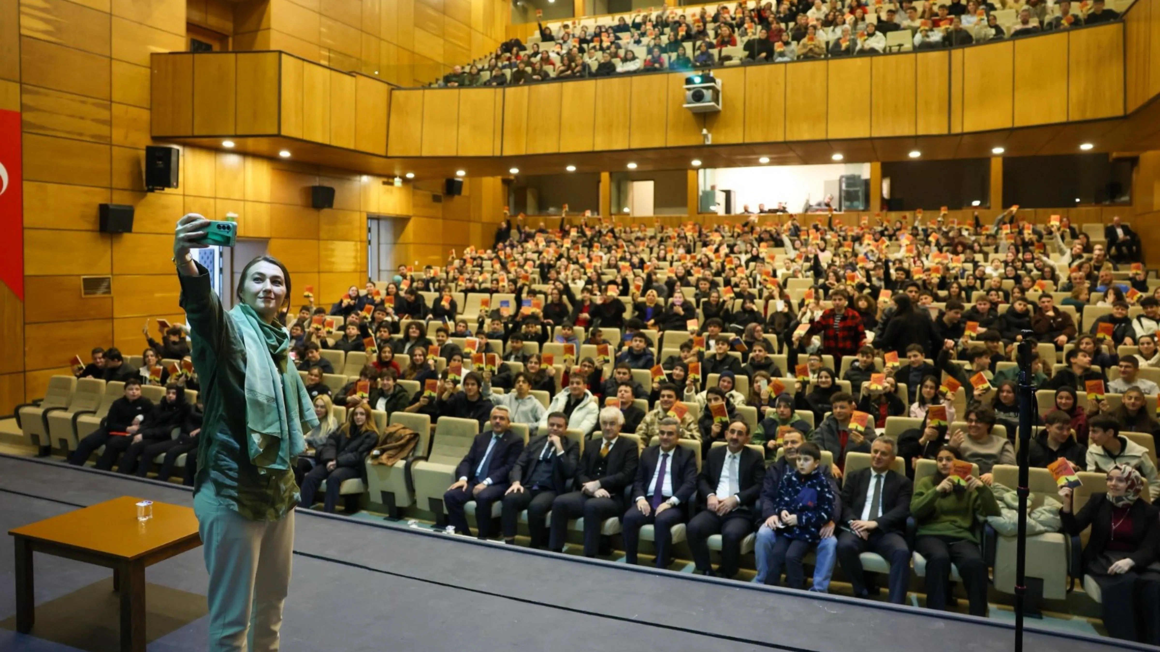 Bosnalı yazar, Rize'de öğrencilerle bir araya geldi