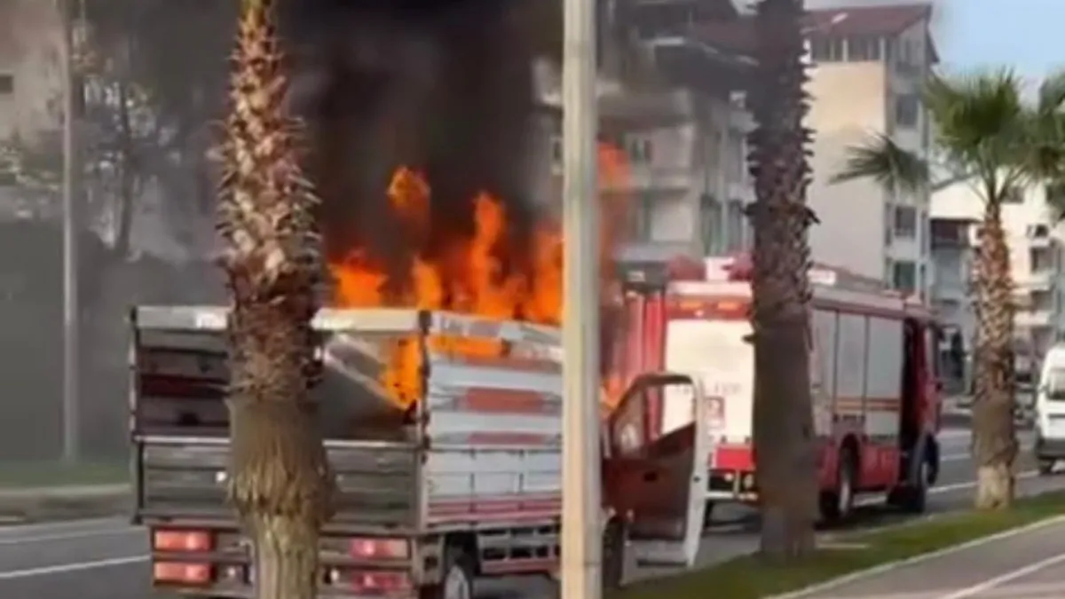 Hareket halindeyken motor kısmından alev alan kamyonet yandı
