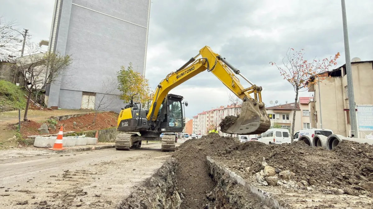 Trabzon'da TİSKİ ekiplerinin kanalizasyon hattı çalışması devam ediyor