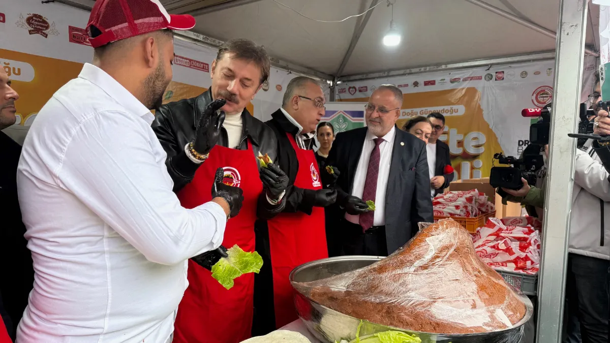Bahçelievler'de çiğ köfte festivali: 5 ton çiğ köfte dağıtıldı