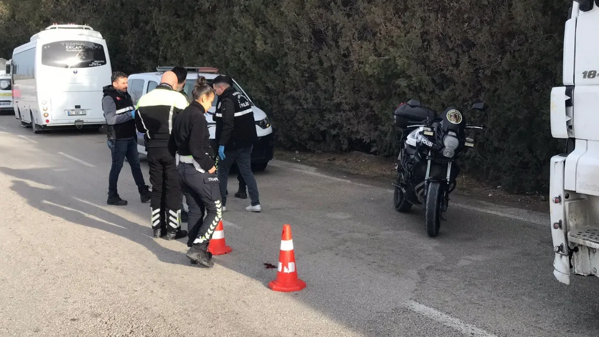 Park halindeki aracının yanında beklerken işçi servisi çarptı