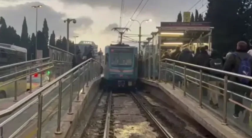 Topkapı’da tramvay raydan çıktı, yolcular tahliye edildi