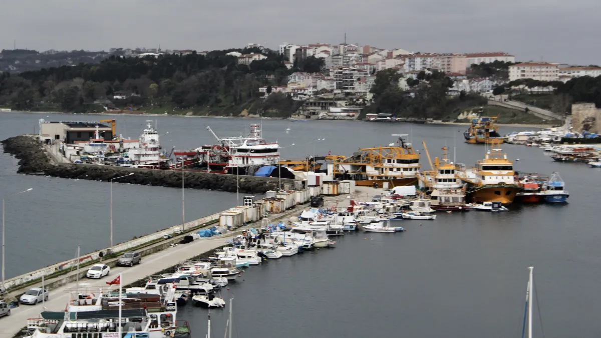 Fırtınadan kaçan yük gemileri Sinop doğal limanına sığındı