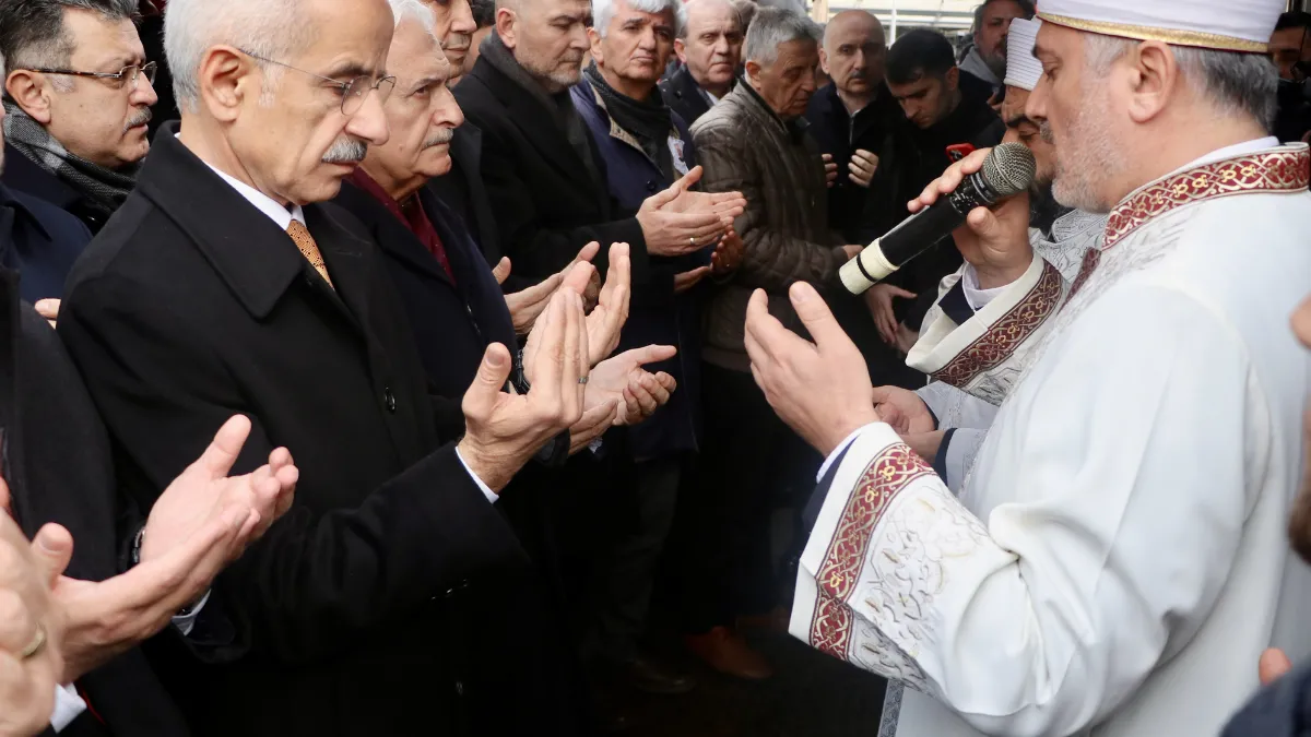 KTÜ Öğretim Üyesi Prof. Dr. Mustafa Köseoğlu, Trabzon'da son yolculuğuna uğurlandı