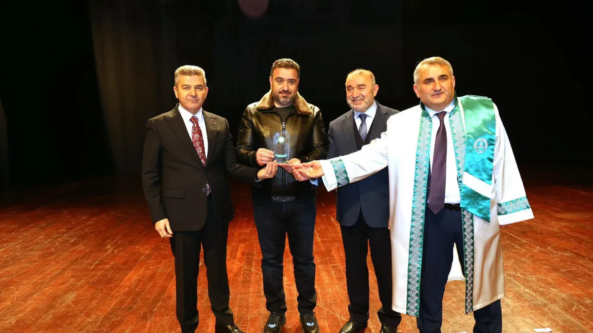 AÇÜ’den iş insanı Sural’a plaket