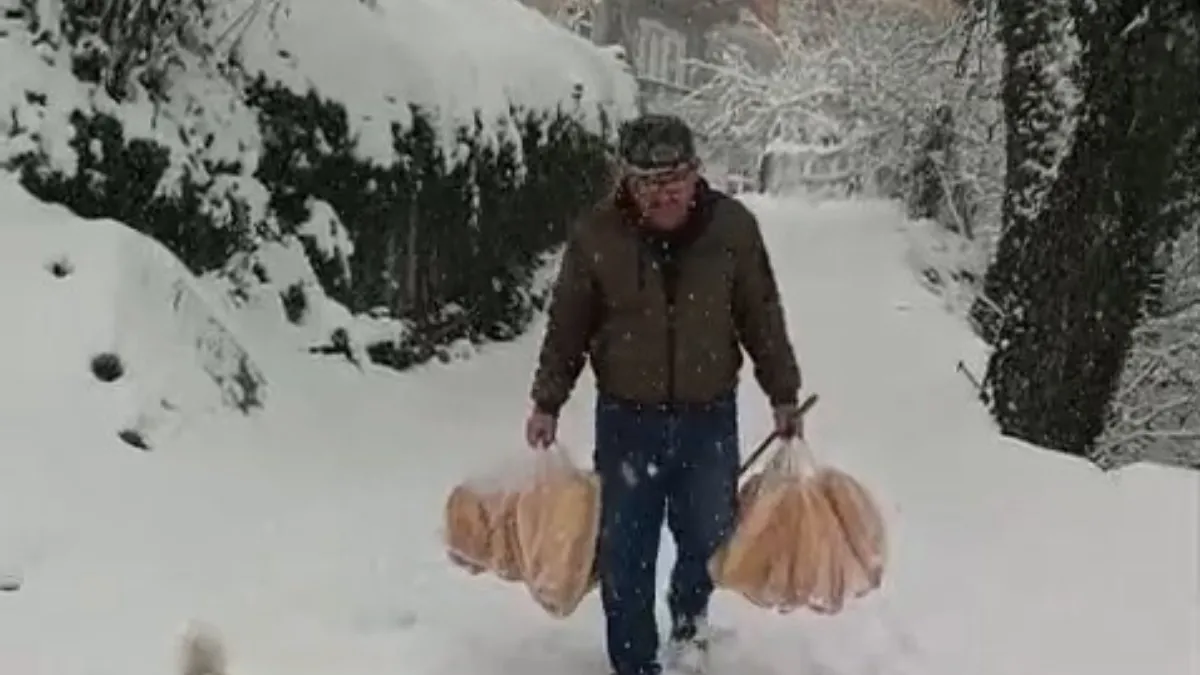 Yolu kar nedeniyle kapanan köyüne ekmek taşıdı