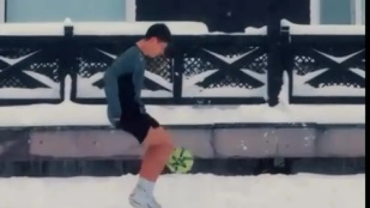 Arda Güler, memleketi Bolu’da arkadaşıyla top oynadı