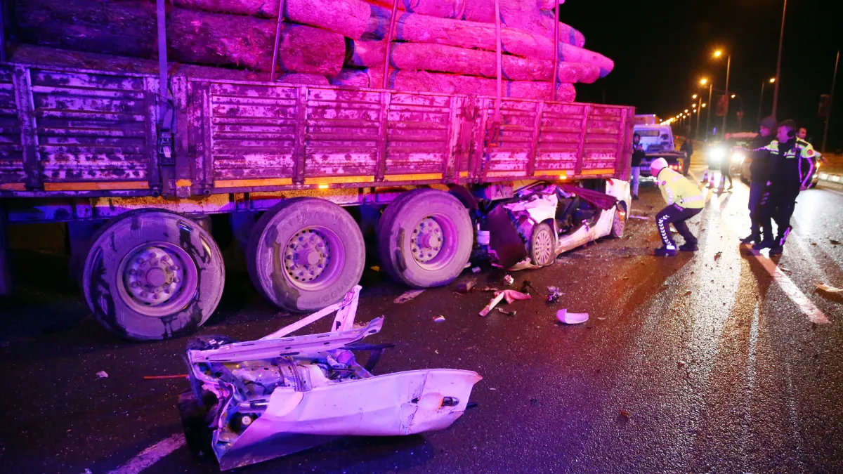 Kastamonu'da tıra çarpan otomobildeki 1 kişi öldü, 2 kişi yaralandı