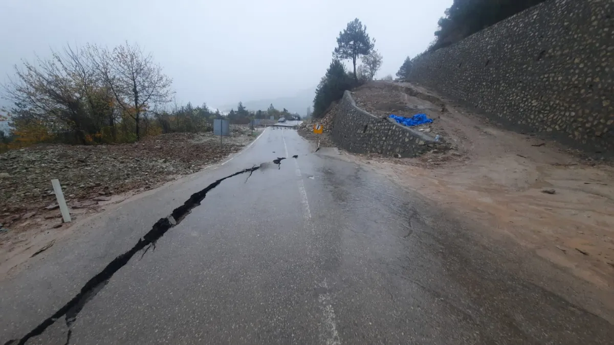 Cide-Bartın kara yolu, heyelan nedeniyle ulaşıma kapatıldı