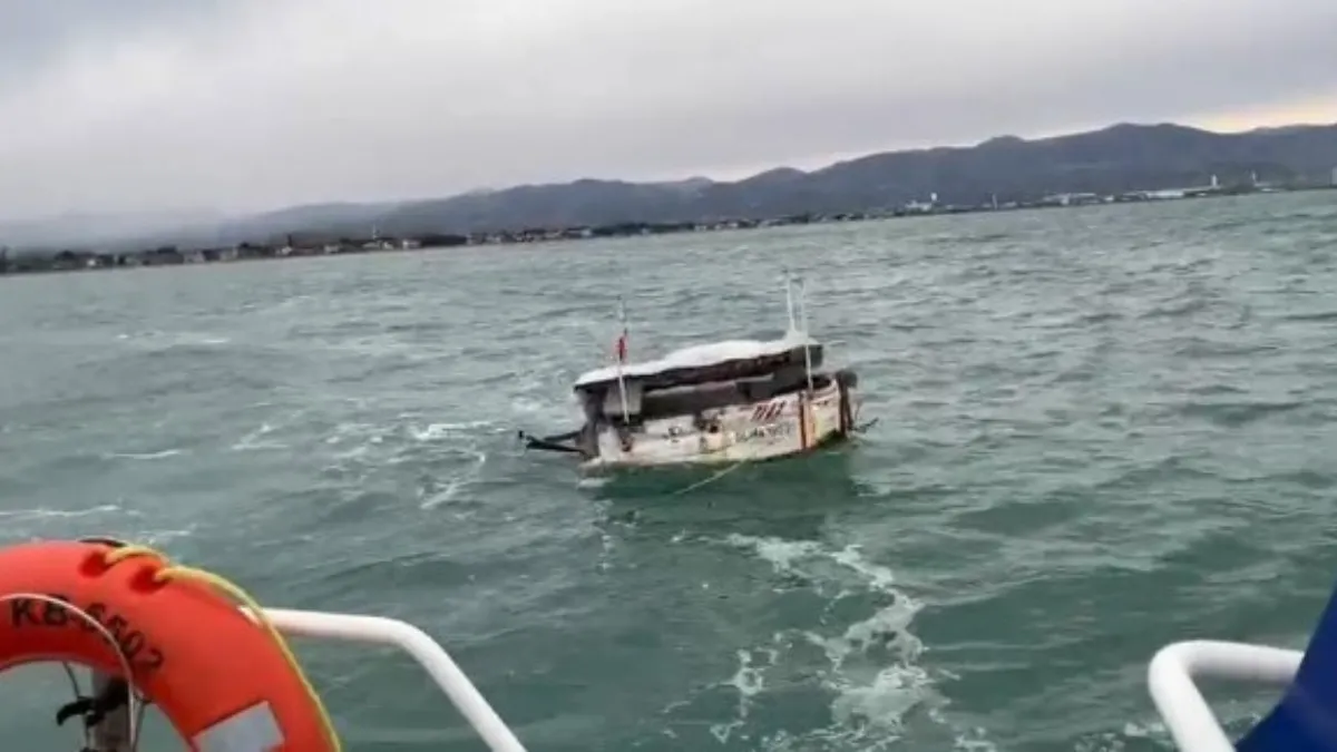 Samsun’da açık denizde sürüklenen tekne kıyıya çekildi
