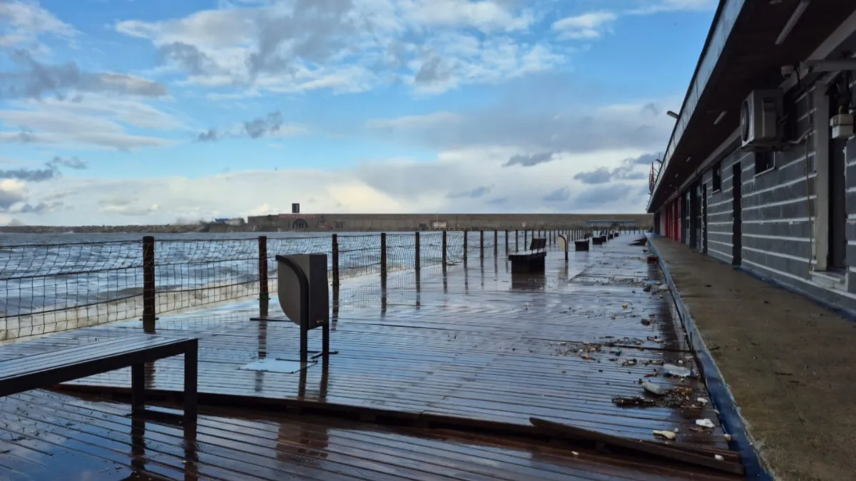 Zonguldak'ta deniz taştı, kardan 81 köy yolu kapandı