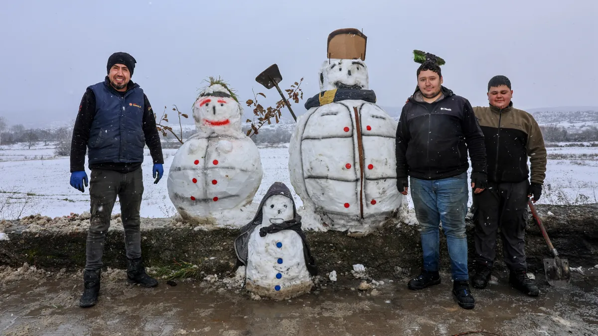 Kastamonu'da sanayi esnafı yaptıkları kardan adamın gövdesini iş makinesiyle taşıdı